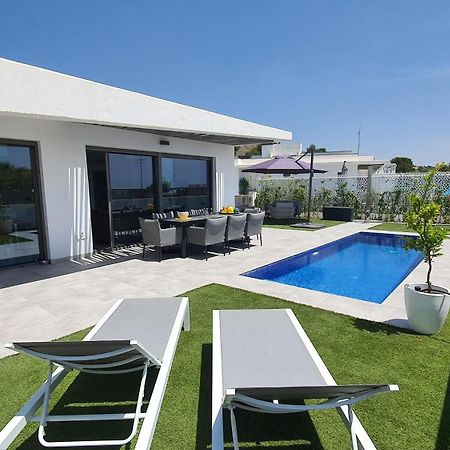 Pool & Snooker Villa ฟีเนสตรัต ภายนอก รูปภาพ