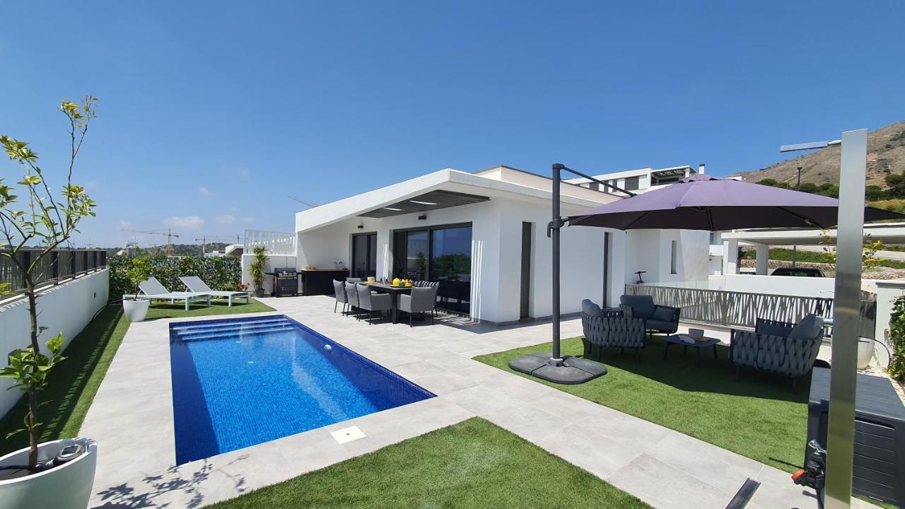 Pool & Snooker Villa ฟีเนสตรัต ภายนอก รูปภาพ
