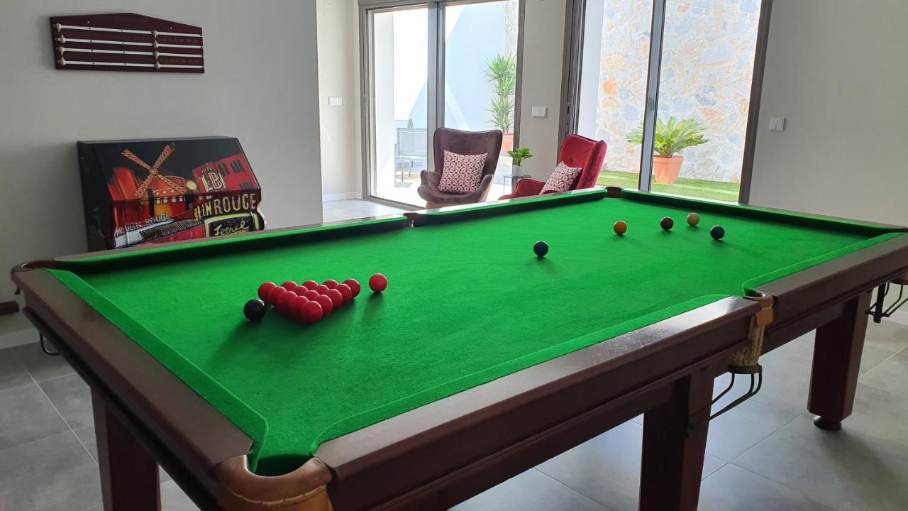 Pool & Snooker Villa ฟีเนสตรัต ภายนอก รูปภาพ