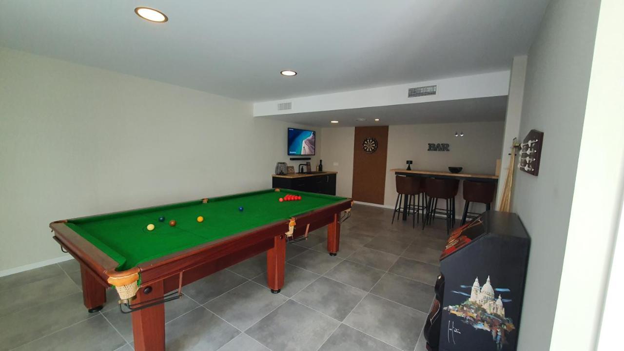 Pool & Snooker Villa ฟีเนสตรัต ภายนอก รูปภาพ