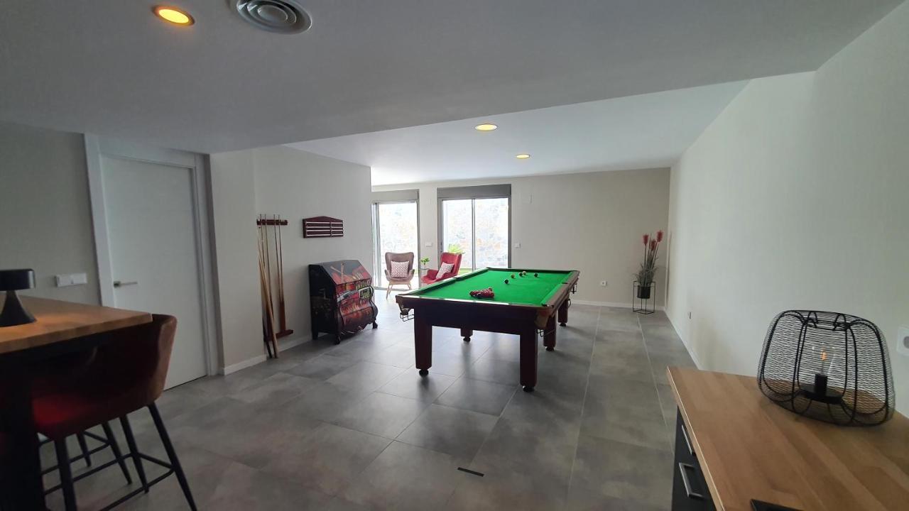 Pool & Snooker Villa ฟีเนสตรัต ภายนอก รูปภาพ